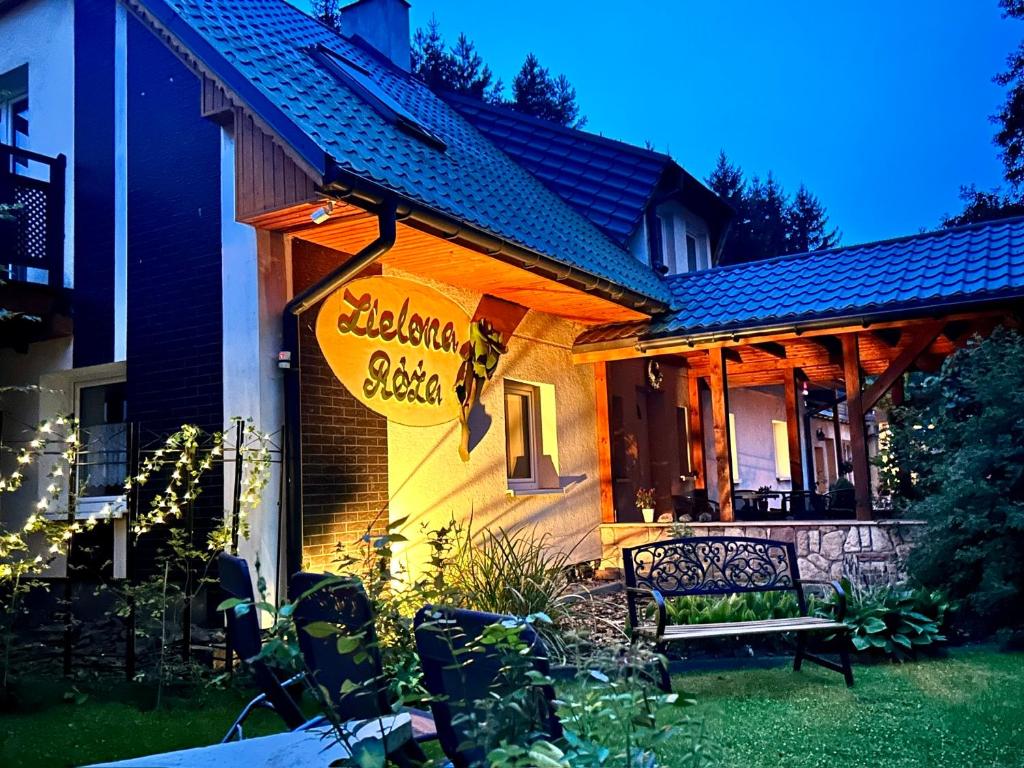 ein Restaurant mit einem Schild an der Seite eines Gebäudes in der Unterkunft Zielona Róża in Wambierzyce