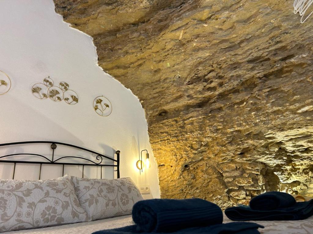 Postel nebo postele na pokoji v ubytování Casa Cueva Sol y Luna Setenil