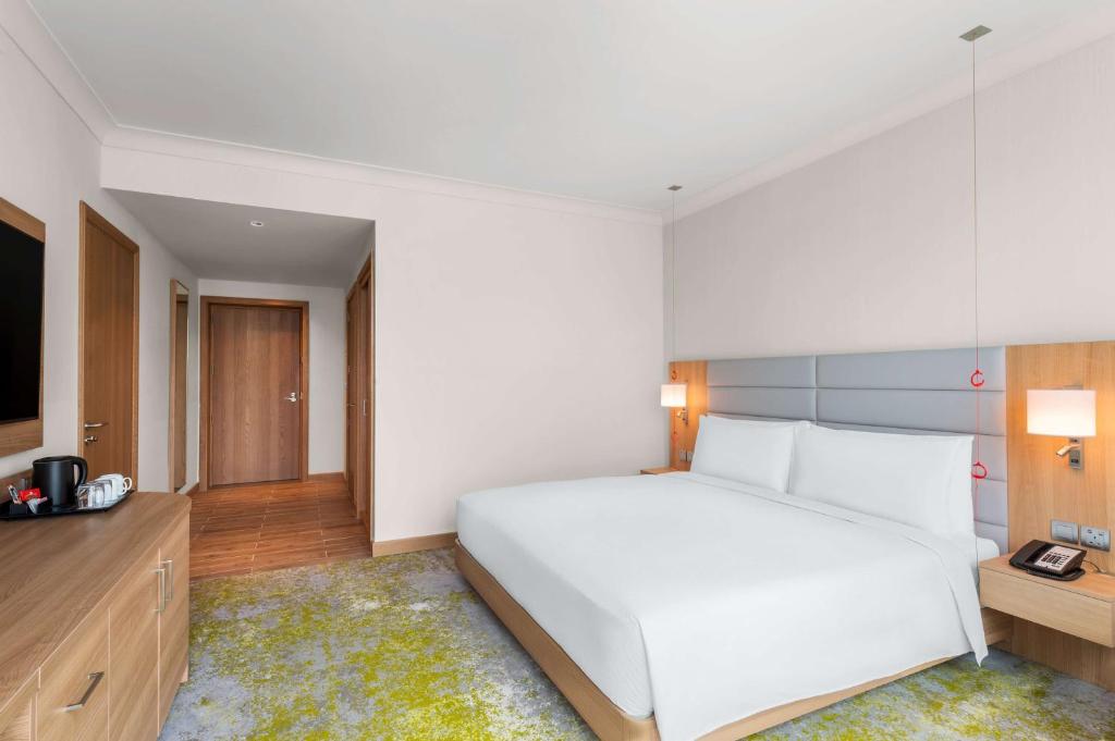 Hilton Garden Inn Kuwait - King Room - Mobility Accessible