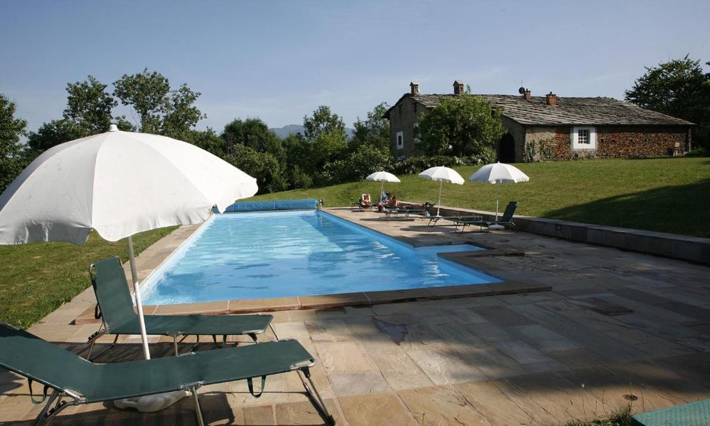 Bazén v ubytování Agriturismo Famiglia al Castello Di Bagnolo nebo v jeho okolí