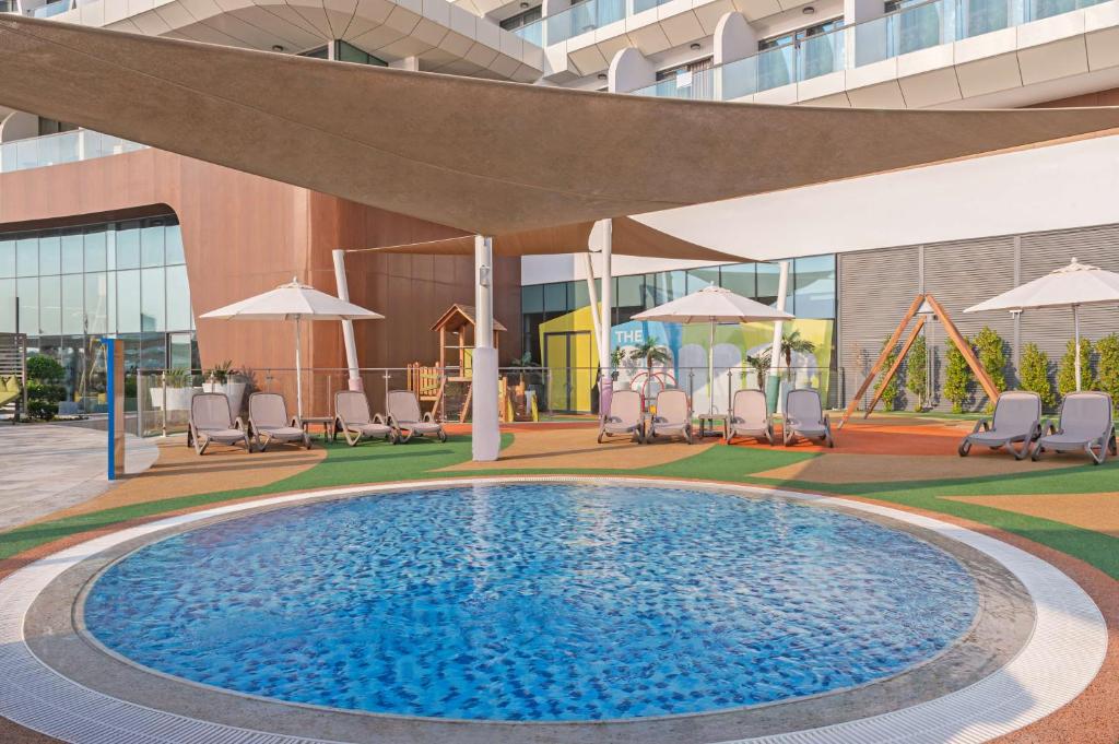 Bazén v ubytování Hampton by Hilton Marjan Island nebo v jeho okolí