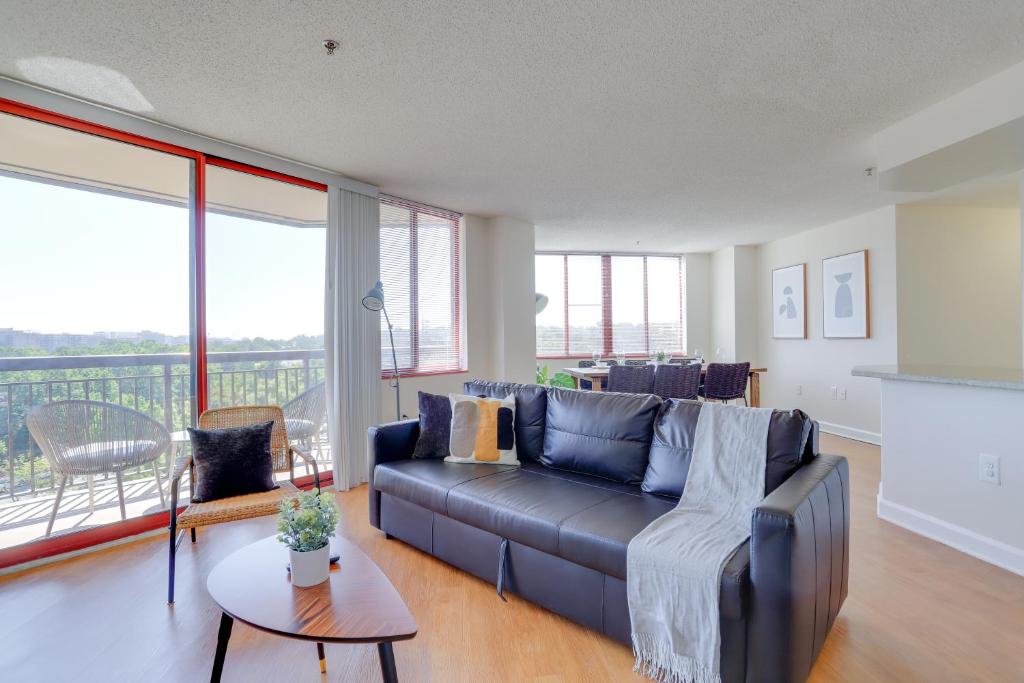 uma sala de estar com um sofá e uma mesa em Gorgeous Apt with Rooftop City View @Pentagon City em Arlington