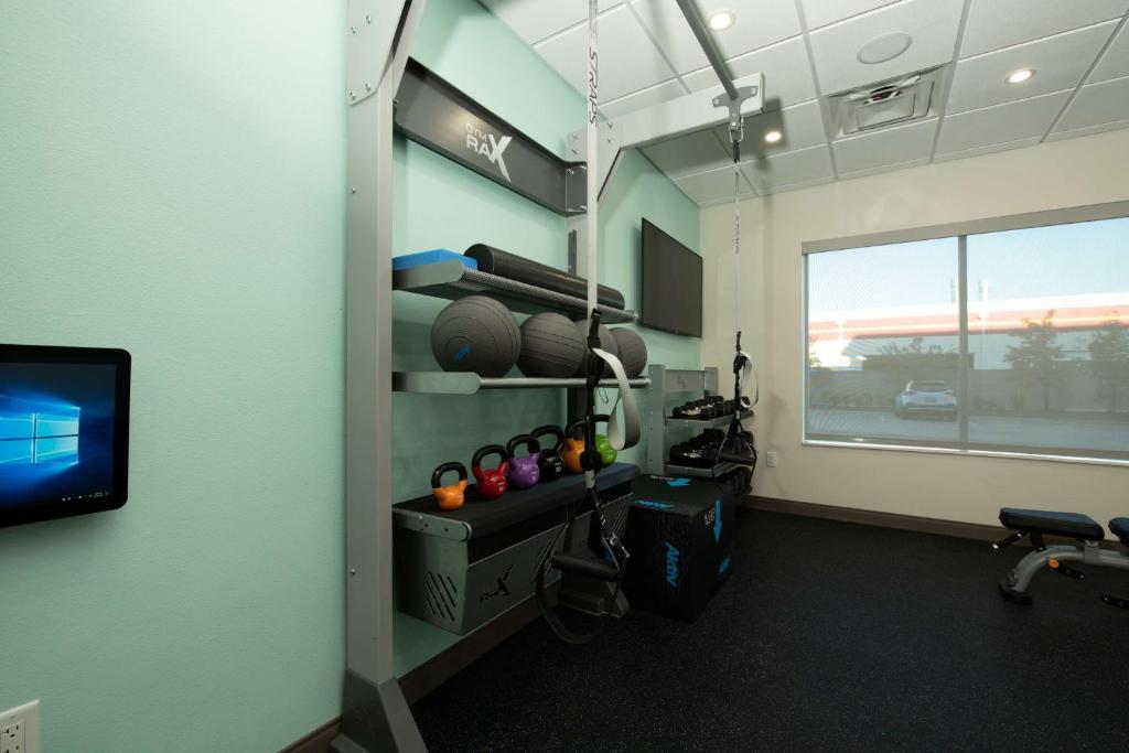 Fitness centrum a/nebo fitness zařízení v ubytování Tru By Hilton The Colony