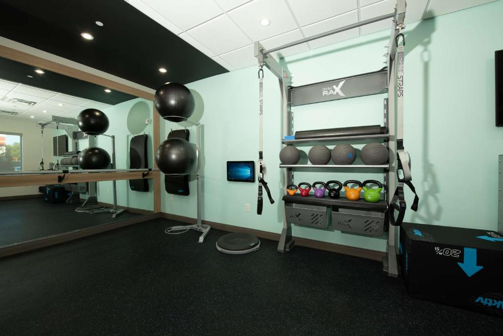Fitness centrum a/nebo fitness zařízení v ubytování Tru By Hilton The Colony