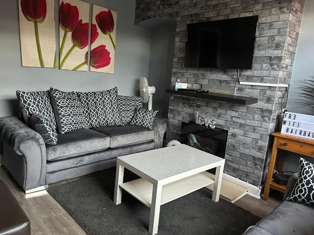 WV1 Bridge House - 3 Bedrooms, Sleeps 6 Free Parking