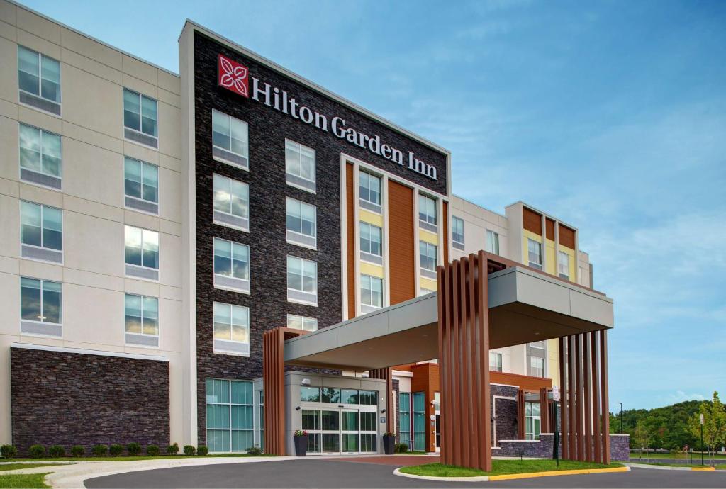 マナッサスにあるHilton Garden Inn Manassasの100周年記念の宿の看板を持つホテル