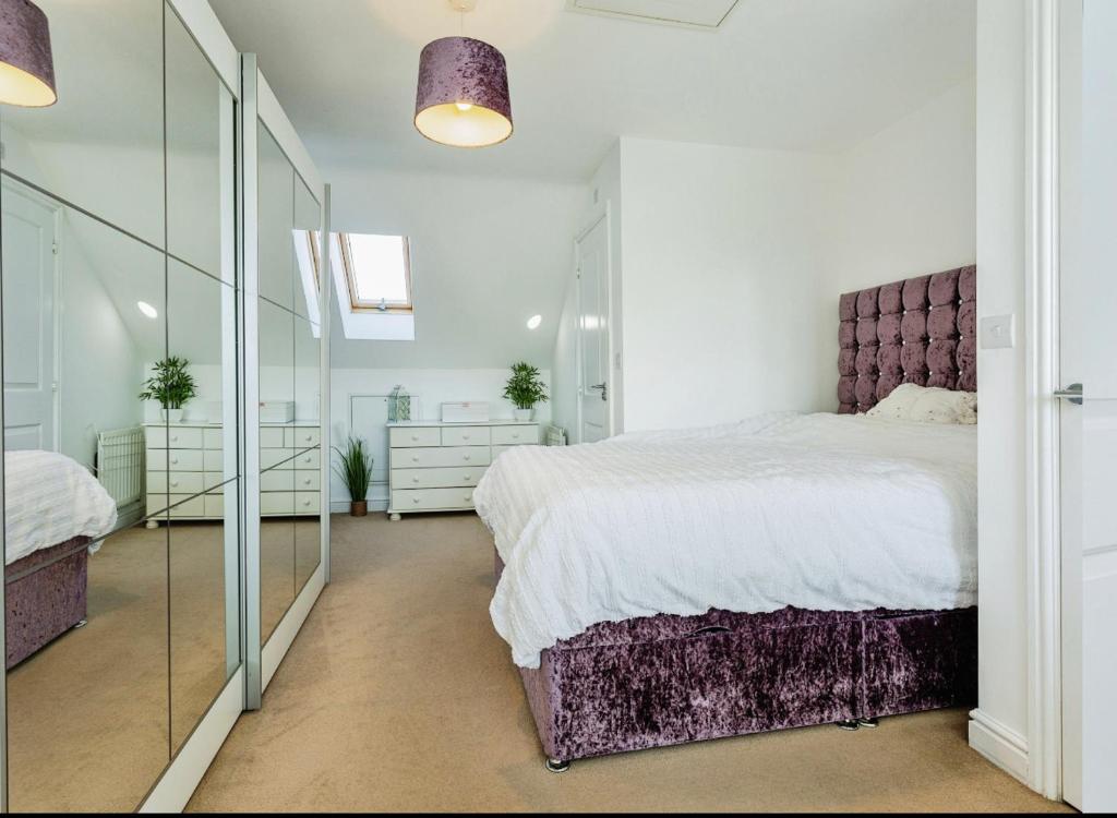 een slaapkamer met een groot bed en een spiegel bij Abbot House in Manchester