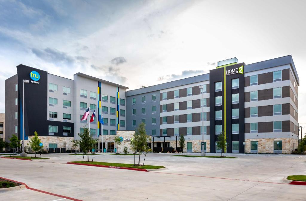 un immeuble de bureaux avec le mot «intel» dans l'établissement Home2 Suites by Hilton Pflugerville, TX, à Pflugerville