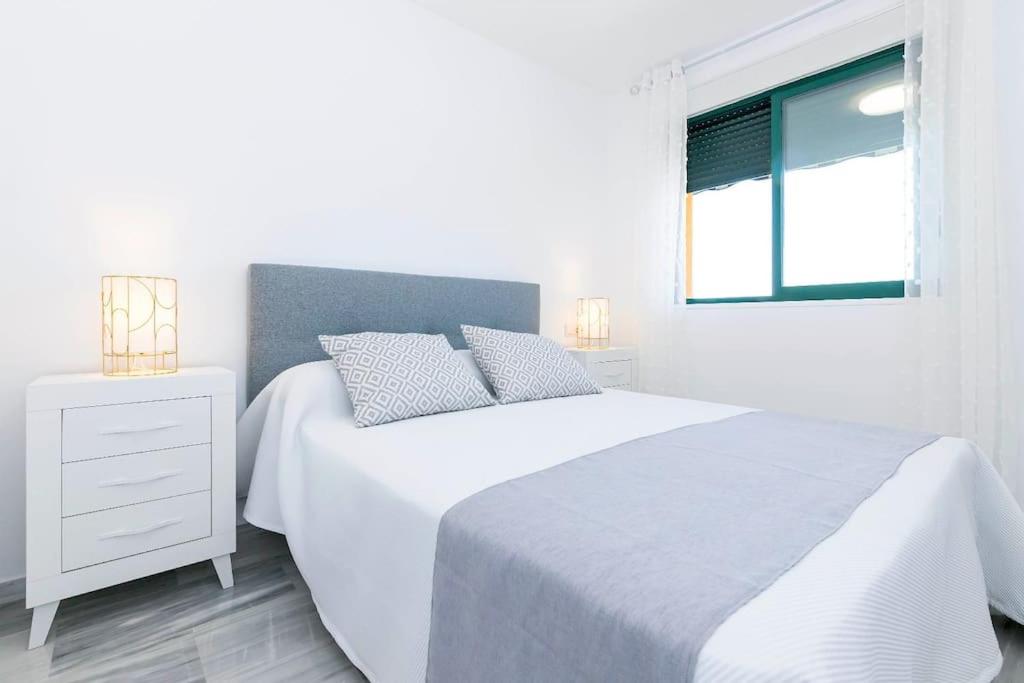 Posteľ alebo postele v izbe v ubytovaní Primera línea de playa Torremolinos