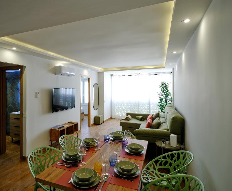 Leo Home- bright & centric 3 bedrooms apartment with private parking inside