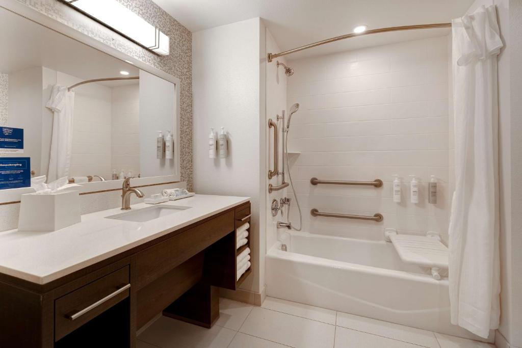 Koupelna v ubytování Home2 Suites By Hilton Las Vegas Northwest