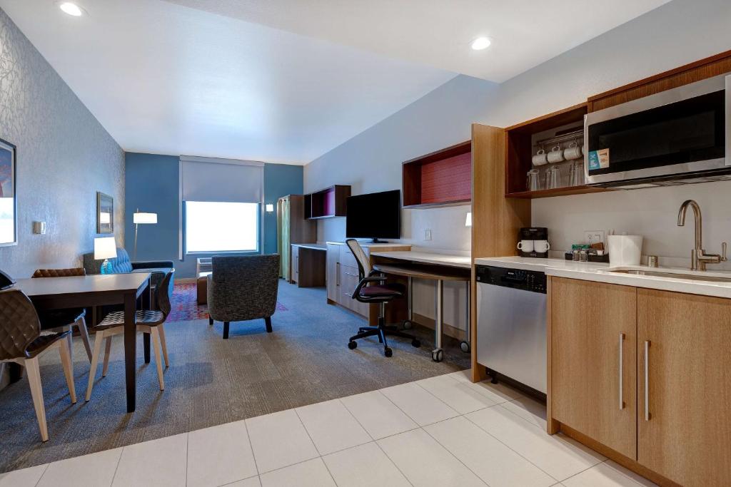 Kuchyň nebo kuchyňský kout v ubytování Home2 Suites By Hilton Las Vegas Northwest