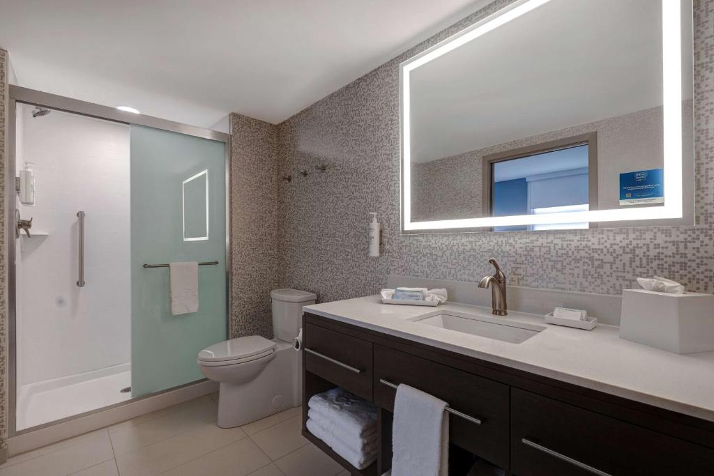 Koupelna v ubytování Home2 Suites By Hilton Wilkes-Barre