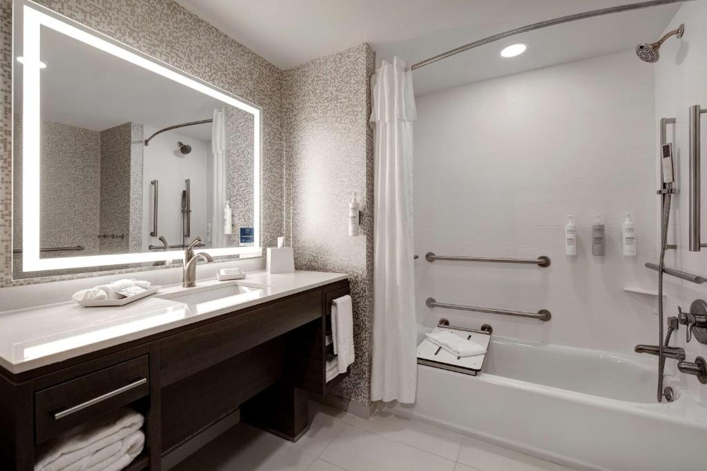 Koupelna v ubytování Home2 Suites By Hilton Wilkes-Barre