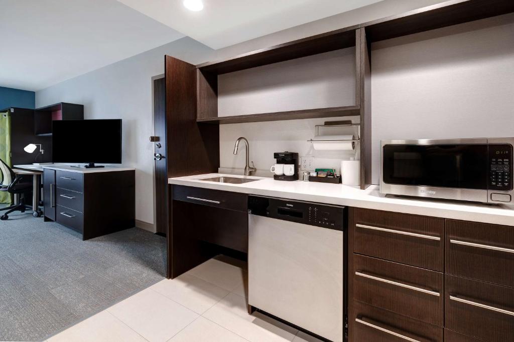 Kuchyň nebo kuchyňský kout v ubytování Home2 Suites By Hilton Wilkes-Barre