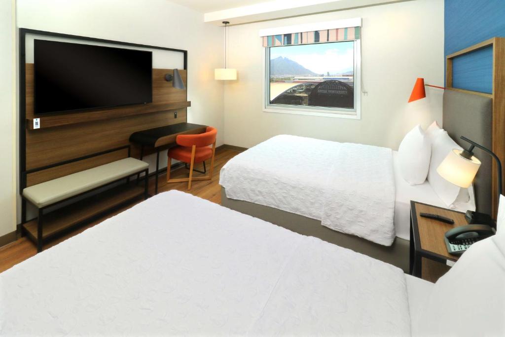 Postel nebo postele na pokoji v ubytování Tru By Hilton Monterrey Fundidora