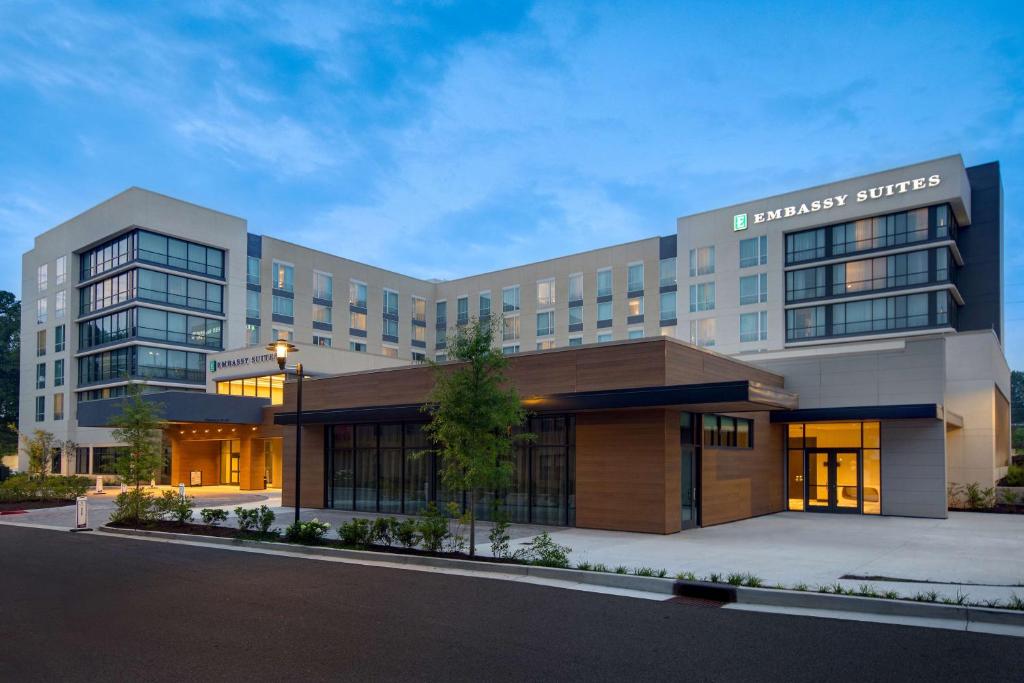 ein großes Gebäude mit einem Krankenhaus in der Unterkunft Embassy Suites By Hilton Alpharetta Halcyon in Alpharetta