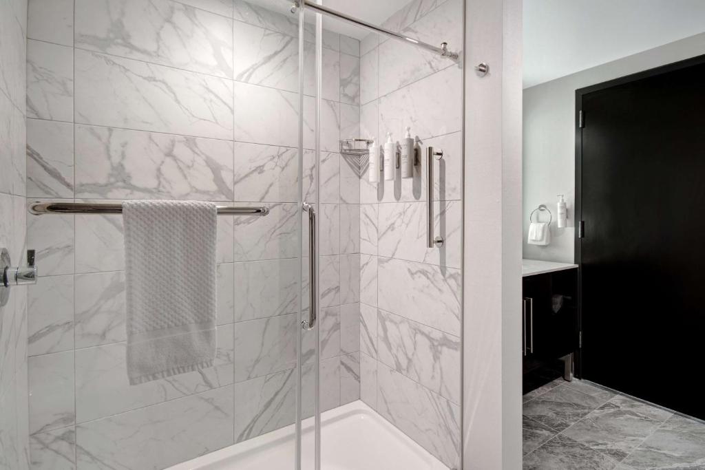 Embassy Suites By Hilton Alpharetta Halcyon - Suite Roi D'angle