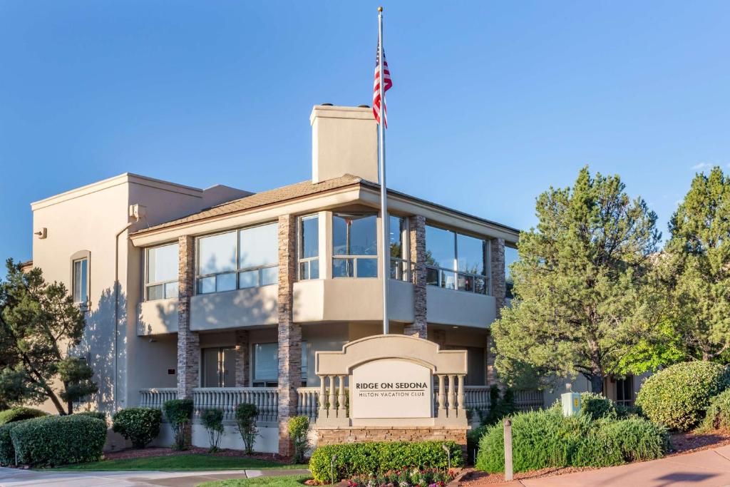 a building with an american flag in front of it at Hilton Vacation Club Ridge on Sedona in Sedona