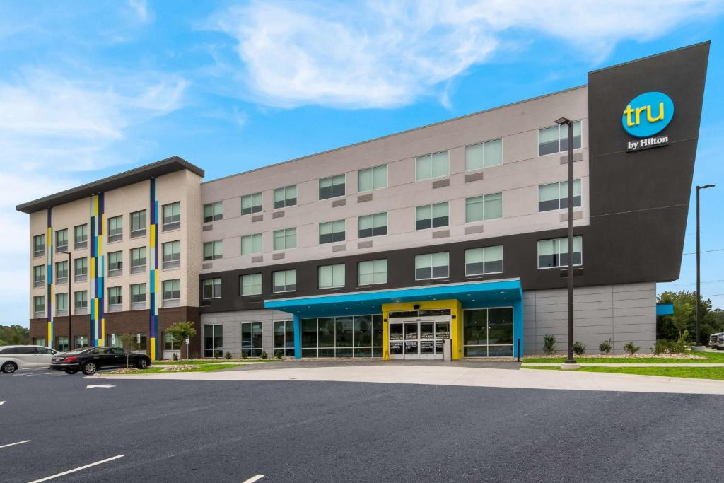 an office building with a ups sign on it at Tru By Hilton Wilson in Wilson