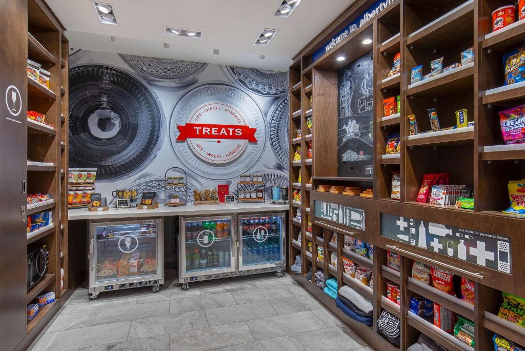Supermarket nebo jiné obchody v  hotelu nebo okolí