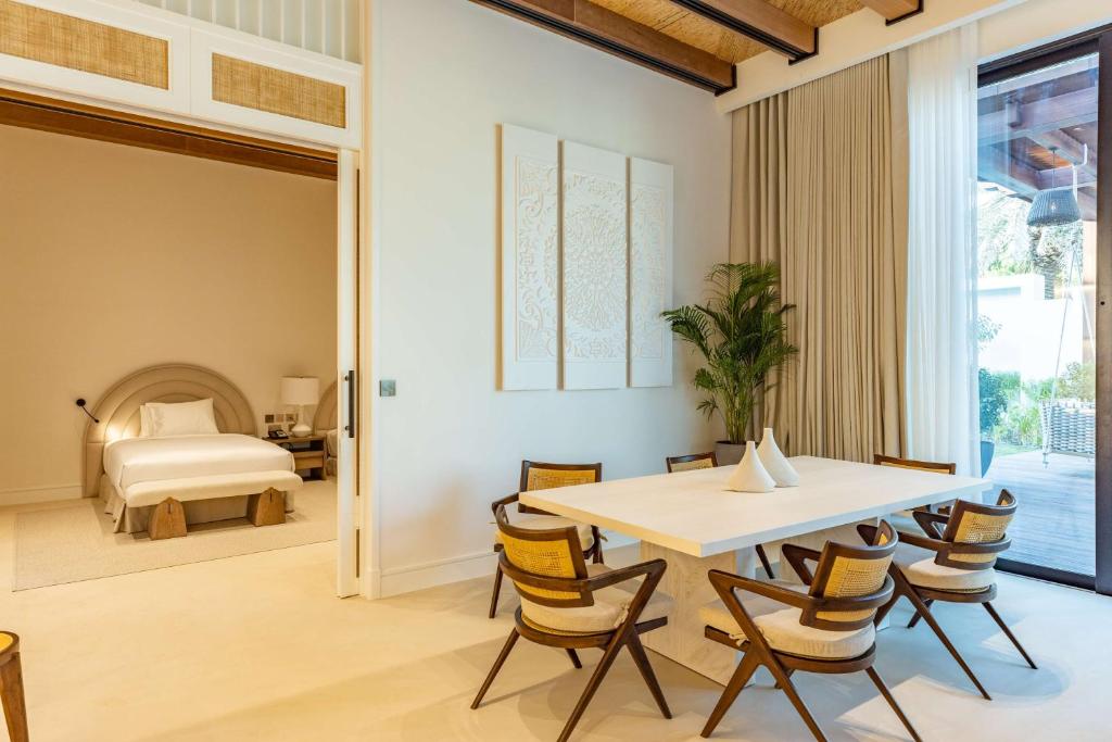 Postel nebo postele na pokoji v ubytování Maysan Doha, LXR Hotels & Resorts