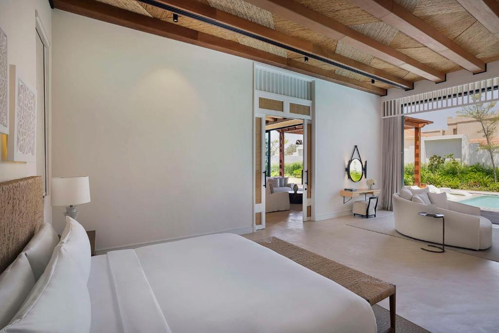Postel nebo postele na pokoji v ubytování Maysan Doha, LXR Hotels & Resorts