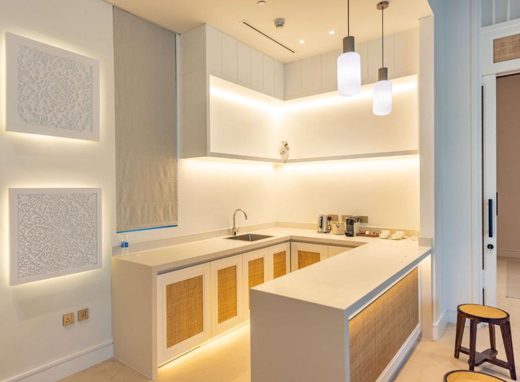 Kuchyň nebo kuchyňský kout v ubytování Maysan Doha, LXR Hotels & Resorts