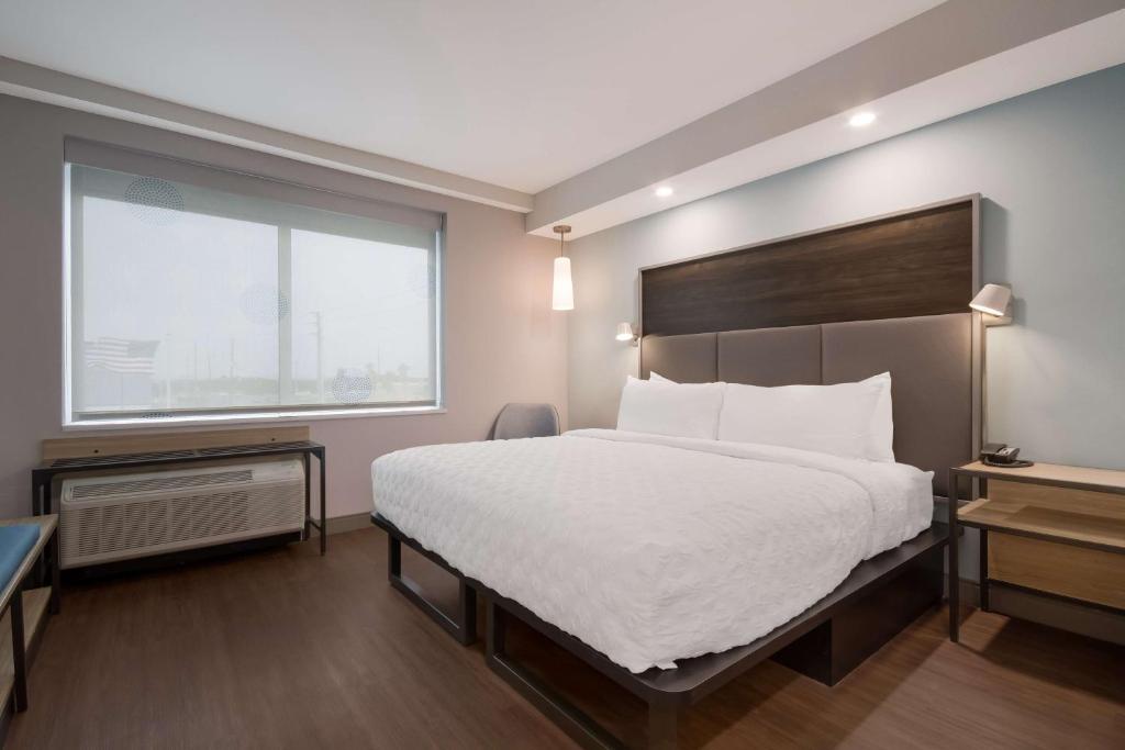 Postel nebo postele na pokoji v ubytování Tru By Hilton Destin