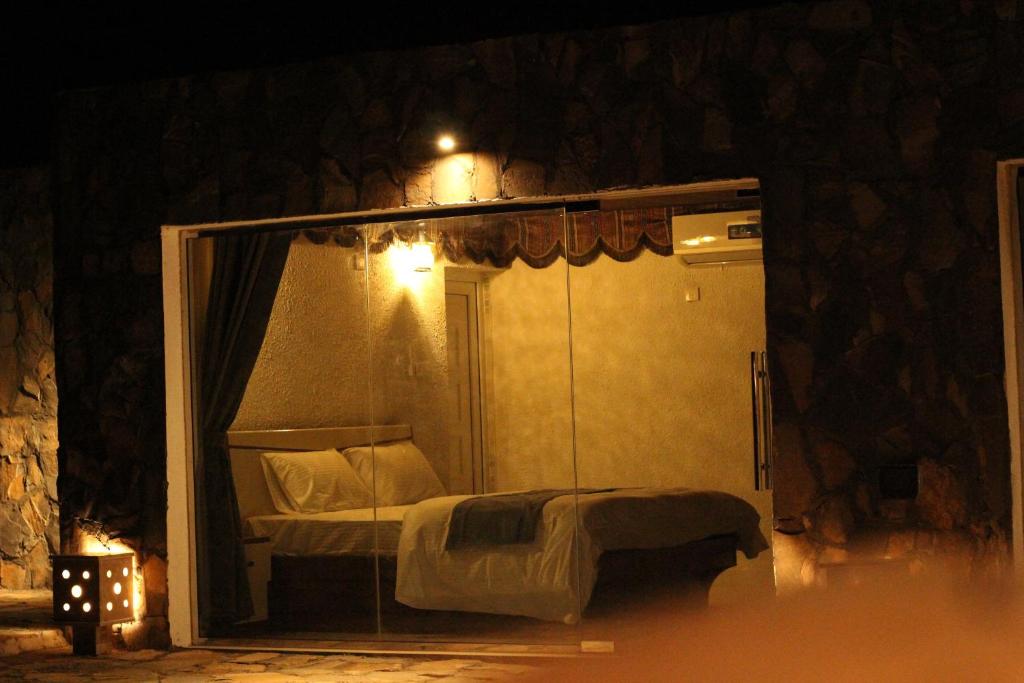 Postel nebo postele na pokoji v ubytování Al khitaym guest house
