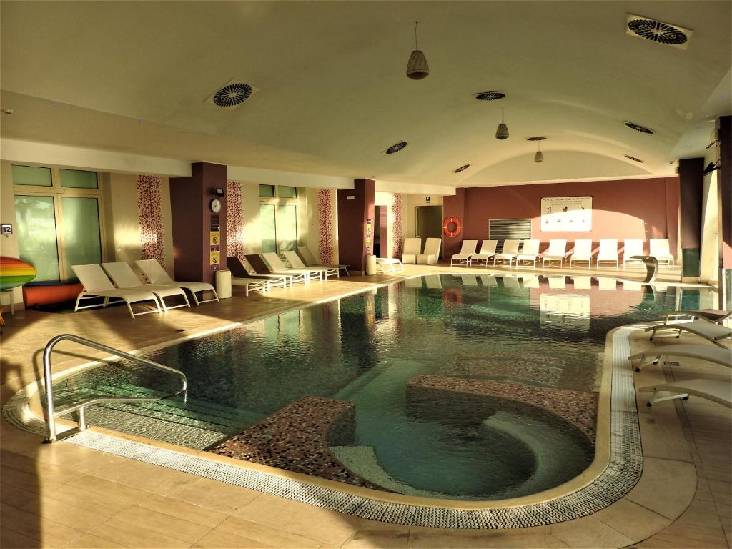 Bazén v ubytování Yes Hotel Touring & SPA nebo v jeho okolí