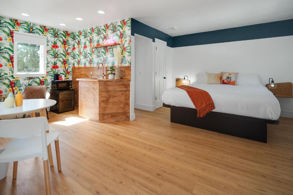 - une chambre avec un lit et une table ainsi qu'une salle à manger dans l'établissement Birches Motel, à Saratoga Springs