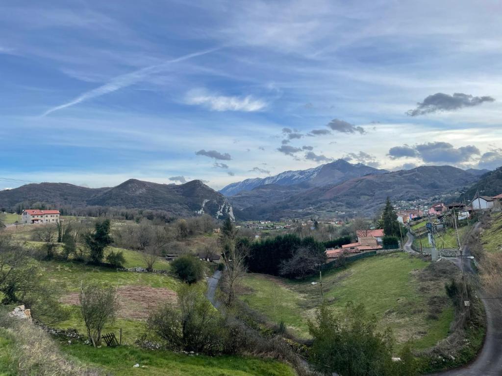 vistas a un valle con montañas a lo lejos en Apartamentos Spa Las Caldas y Spa El Balneario en Oviedo