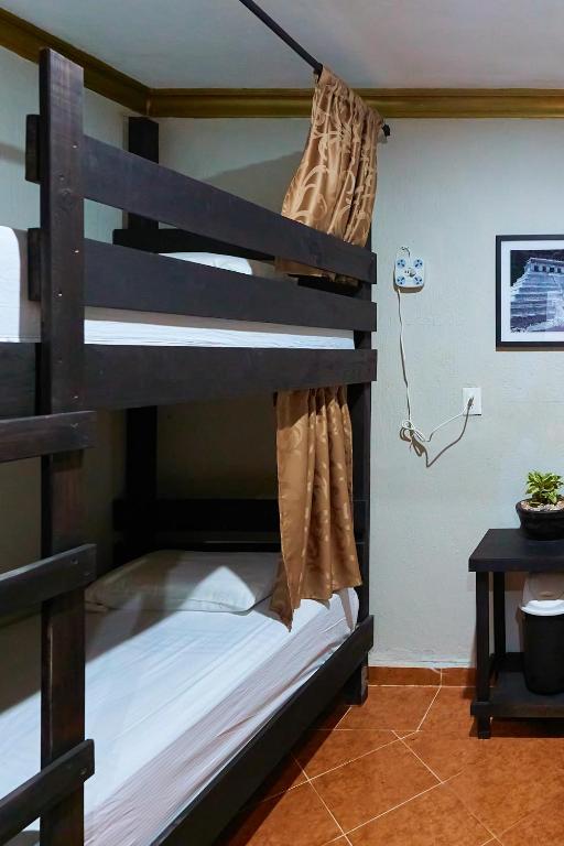 Hostal Ixchel - WiFi, Hot Water, AC, in Valladolid Downtown - Letto A Castello Nella Stanza Del Dormitorio Misto