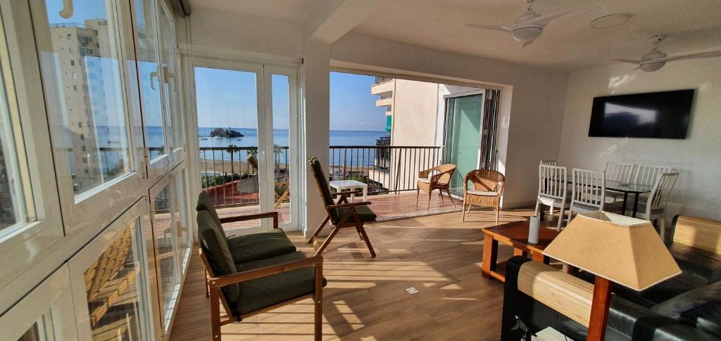 a living room with a view of the ocean at Balcón Playa Delicias in Águilas