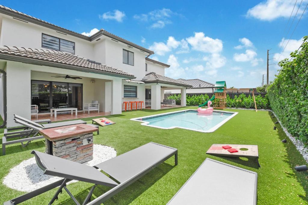 Πισίνα στο ή κοντά στο Experience Miami's Bongo's House Private Pool and Game Room Luxury Rental L54