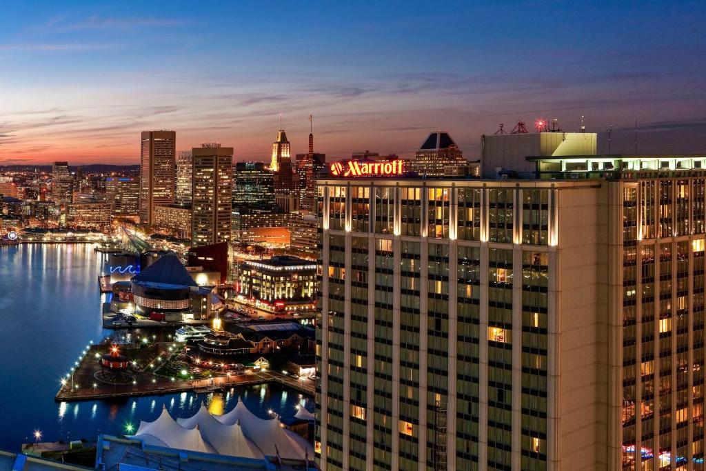 Blick auf die Skyline der Stadt in der Nacht in der Unterkunft Baltimore Marriott Waterfront in Baltimore