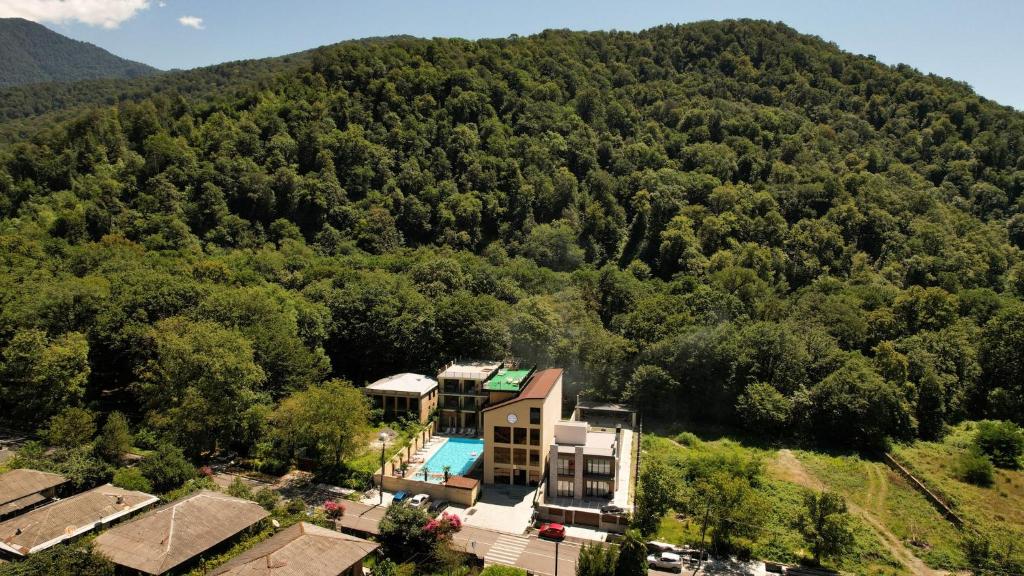 uma vista aérea de uma casa em frente a uma montanha em Hotel Galileo Lagodekhi em Lagodekhi