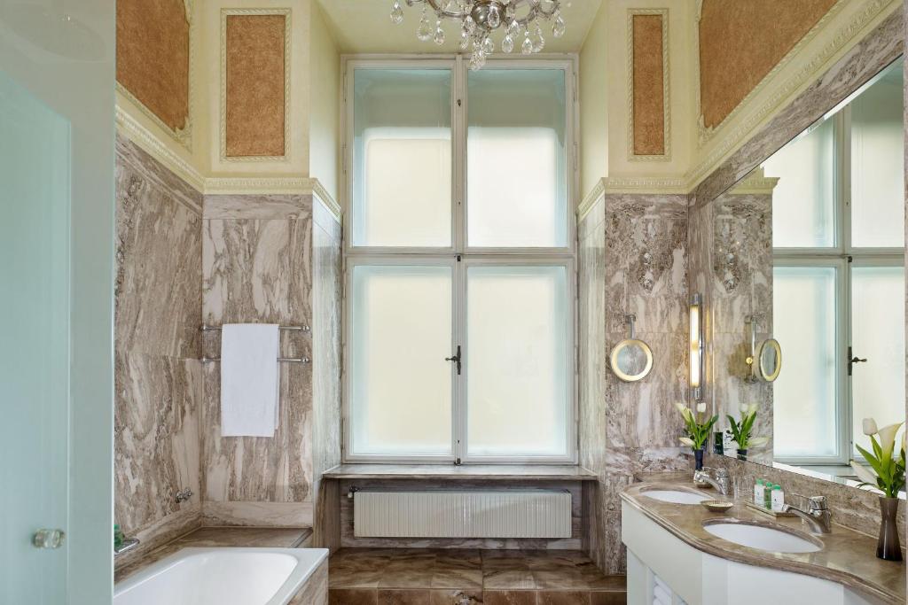 Vannituba majutusasutuses Hotel Imperial, a Luxury Collection Hotel, Vienna