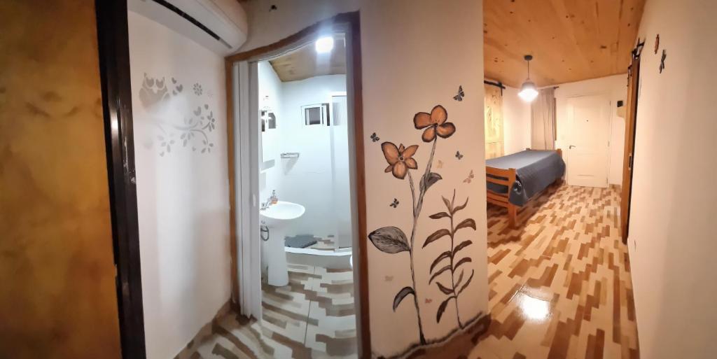 ビージャ・ウルキーサにあるLa Mora Cabañasの廊下(花の壁画が壁に施されたバスルーム付)