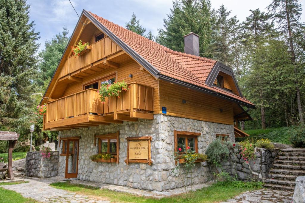 una pequeña casa de piedra con techo de madera en Vacation house Kula, en Jasenak