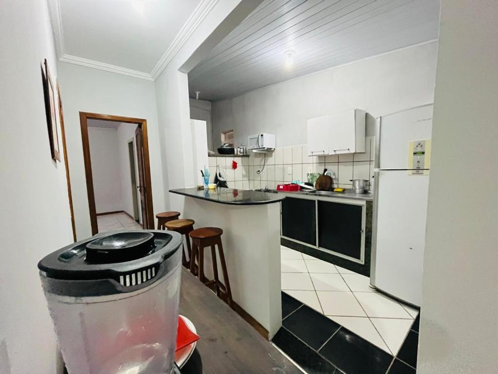 una cocina con un cubo de basura en el medio. en Praia dos Milionários en Ilhéus