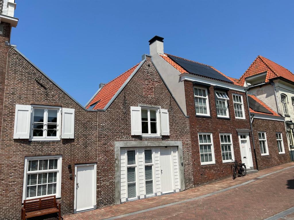 un gran edificio de ladrillo con puertas y ventanas blancas en Thuishaven en Vlissingen