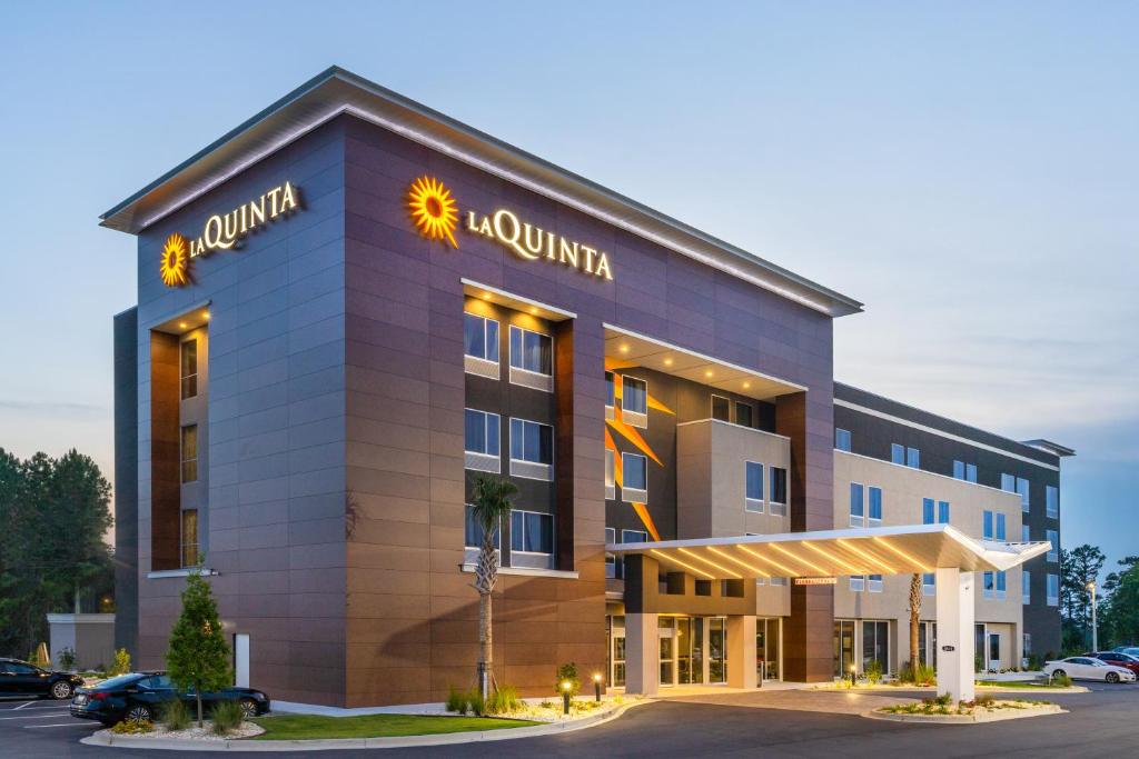 eine Darstellung der Vorderseite eines Hotels in der Unterkunft La Quinta Inn & Suites by Wyndham Valdosta in Valdosta