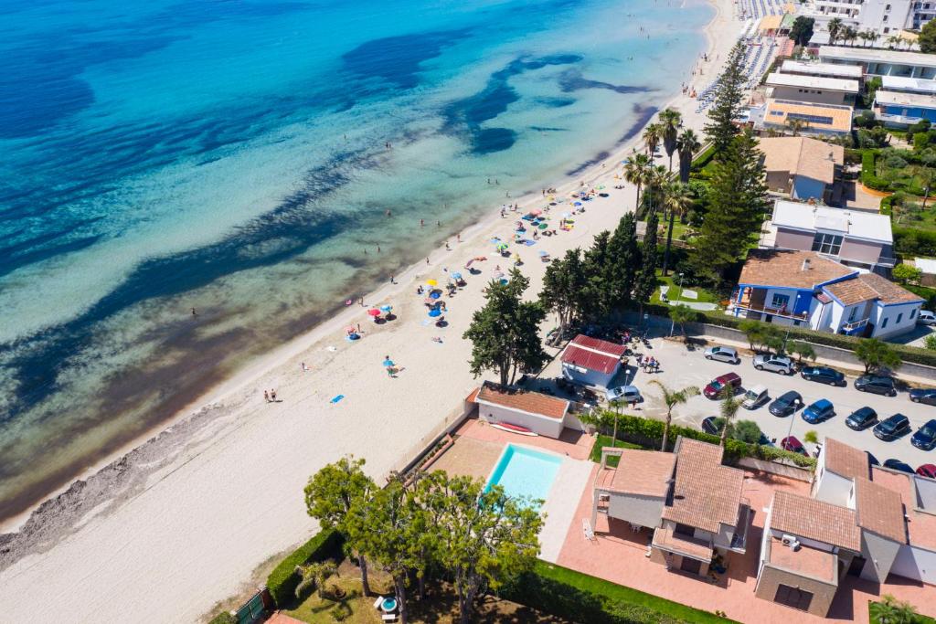 una vista aérea de una playa con gente y el océano en Villa Calliope Sea Beach, en Fontane Bianche