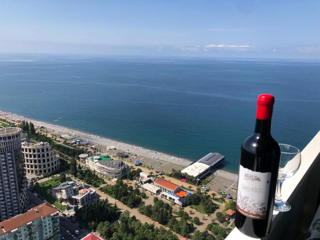- une bouteille de vin assise au-dessus de la fenêtre dans l'établissement Dream Orbi City in Batumi, à Batoumi
