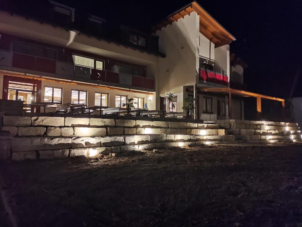 ein Gebäude mit Lichtern in der Nacht davor in der Unterkunft Landgastohf Thiem in Waischenfeld