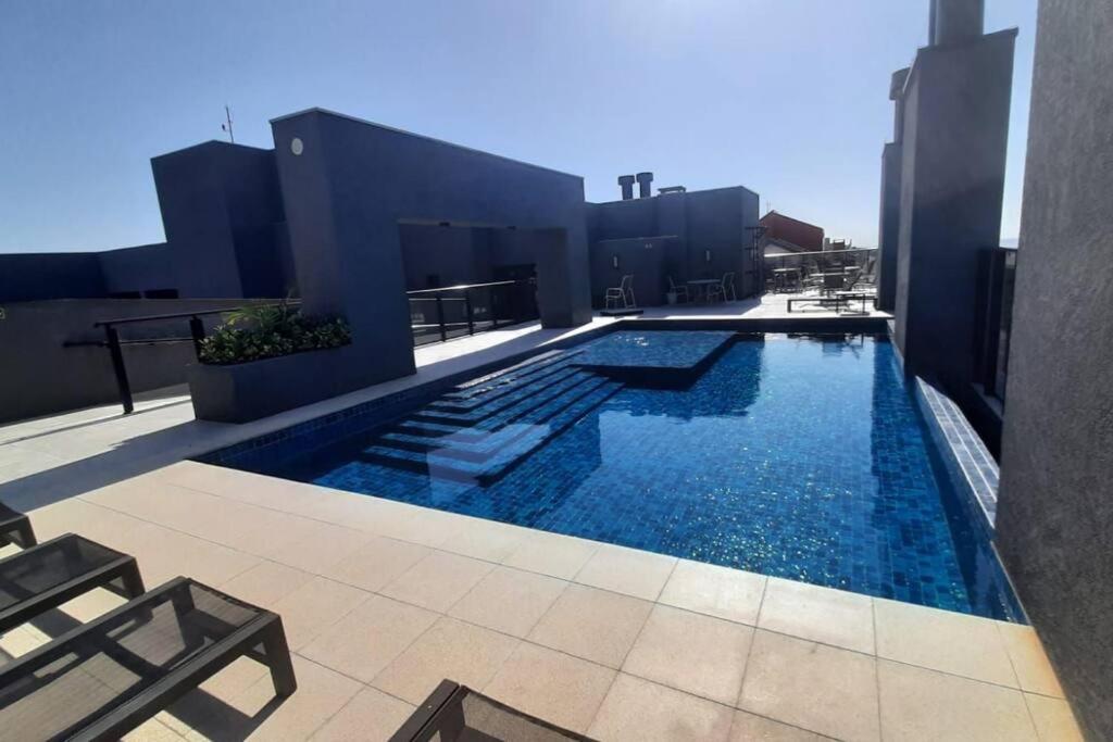 a swimming pool on the roof of a building at Studio 105 Maravilhoso Frente Mar Piscina Aquecida in Matinhos