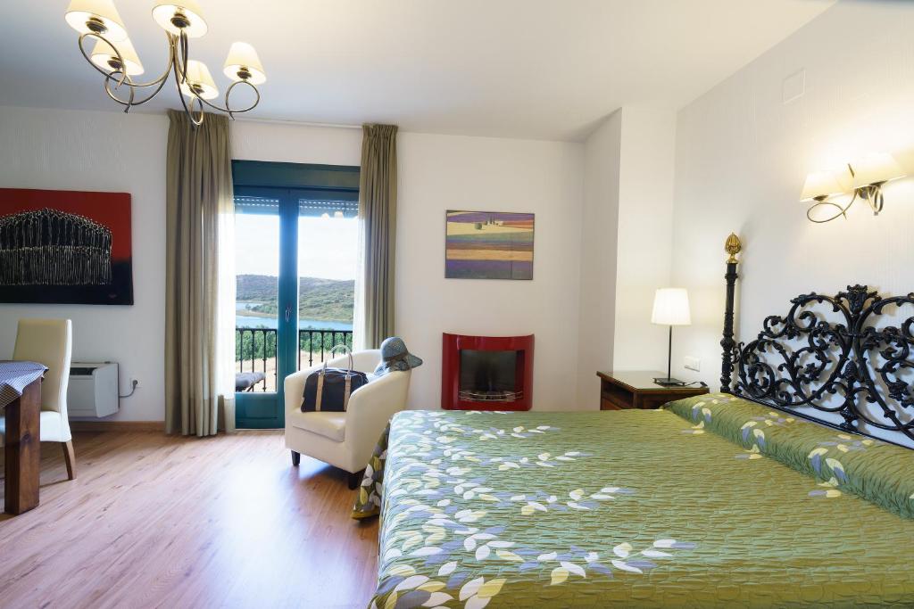 - une chambre avec un lit, une table et une chaise dans l'établissement Doña Ruidera, à Ruidera