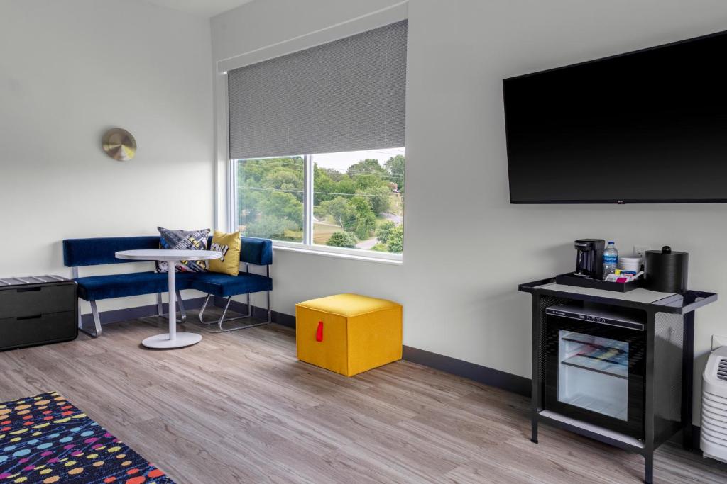 Aloft Nashville Airport - King Room With Adapted Tub - Mobility Accessible